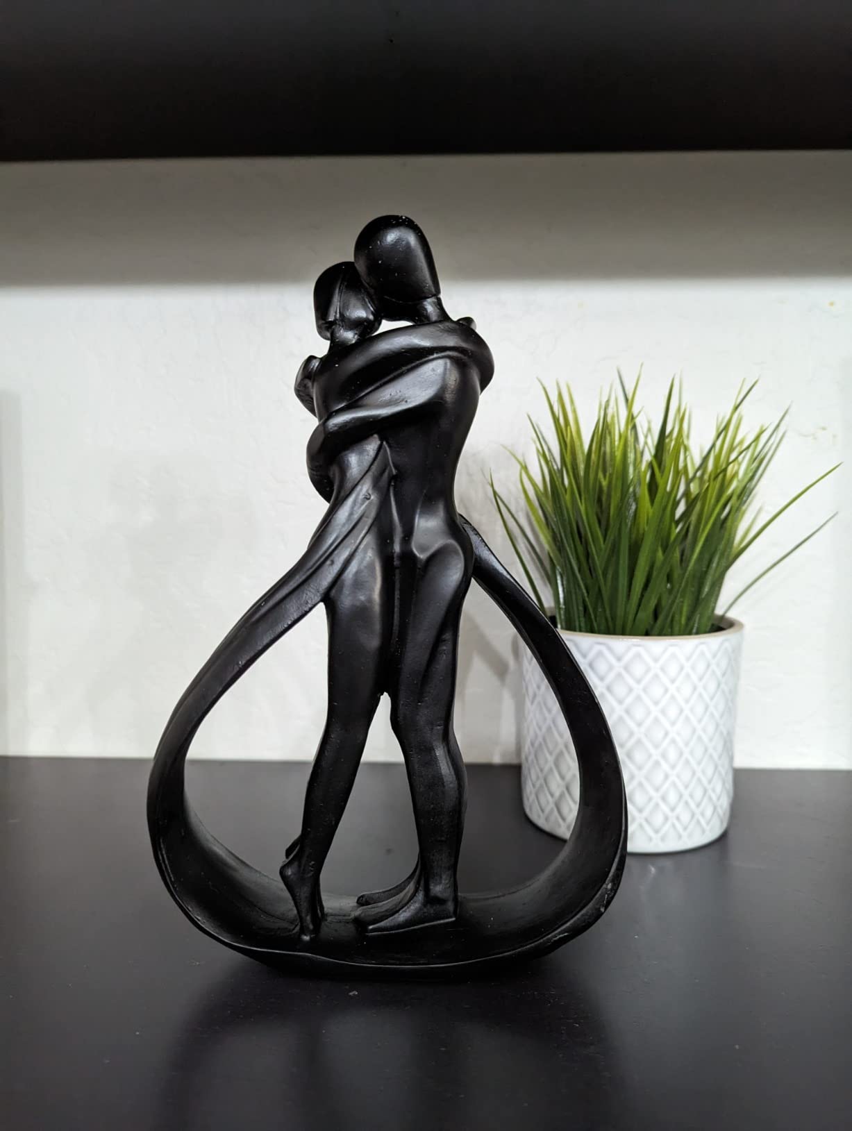 Resin Couple Romantic Sculpture